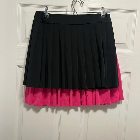 Stylish Black and Pink Pleated Mini Skirt Set - Picture 3 of 5
